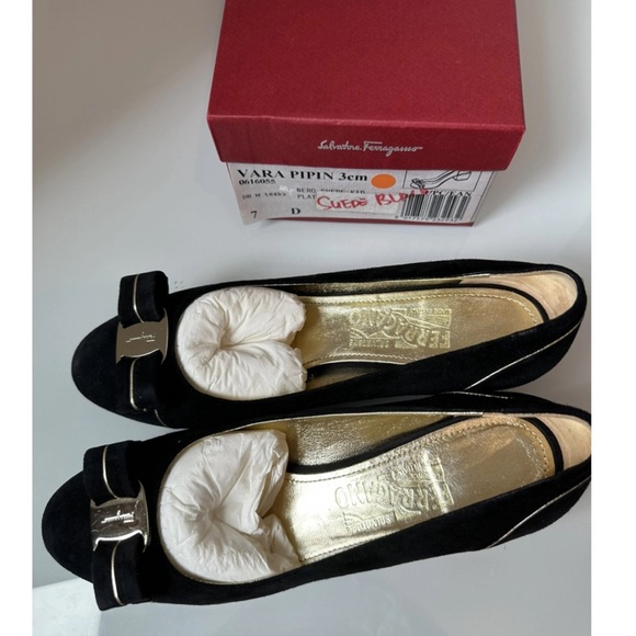 FIRM PRICE Black and gold heels size 7D - Picture 2 of 5